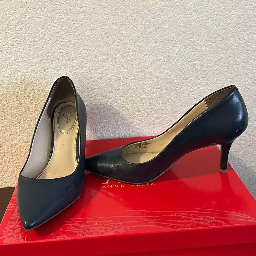 Lady’s dress shoes; black heels